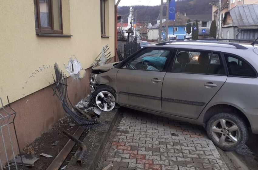  S-a întâmplat în comuna Feldru. A intrat cu mașina în casă (FOTO)