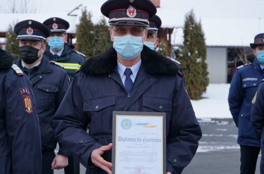  (FOTO) Maistru militar principal (r) Aron Coprean, a primit onorul militar și sincere felicitări din partea colegilor ISU Bistrița-Năsăud