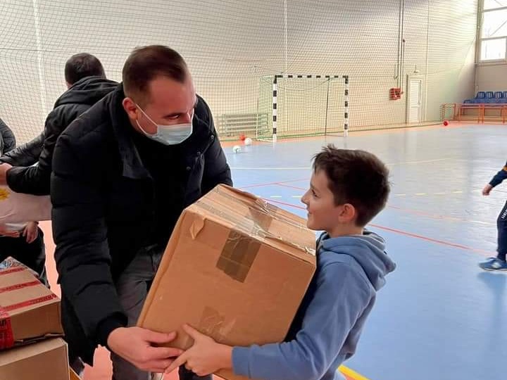  Telciu. Bogdan Ivan Gruia, implicat în campania ,,Camionul de Crăciun”. Micii fotbaliști au avut parte de o surpriză