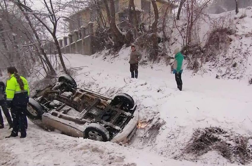 Accident rutier în această dimineaţă între Nepos şi Rebrişoara, după ce o maşină s-a răsturnat