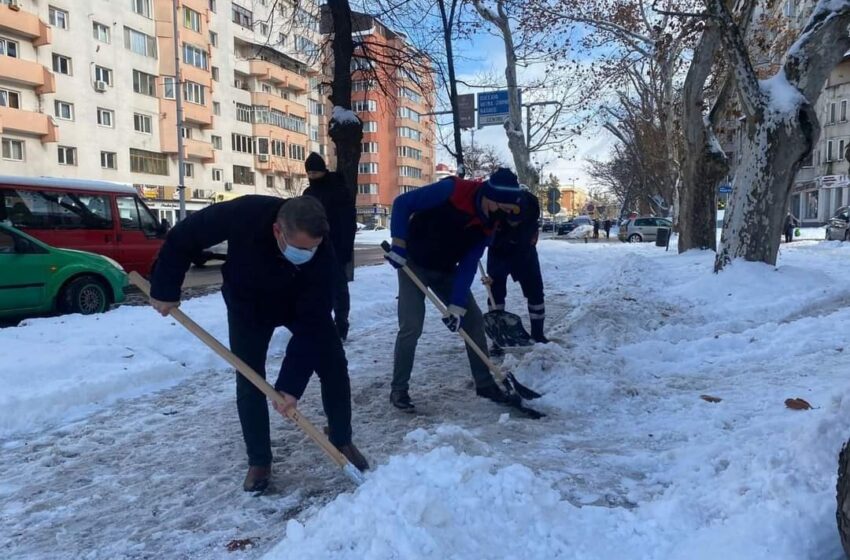  Primarul Ioan Turc a mobilizat angajații instituției și au ieșit cu toții la deszăpezit orașul!