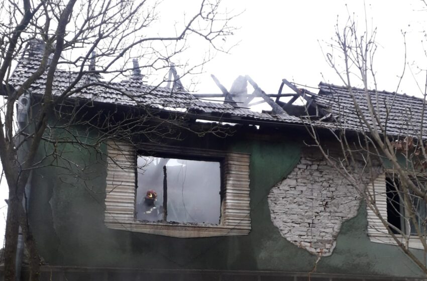  Un bărbat a ajuns cu arsuri în spital, după ce o casă a luat foc în Feleac