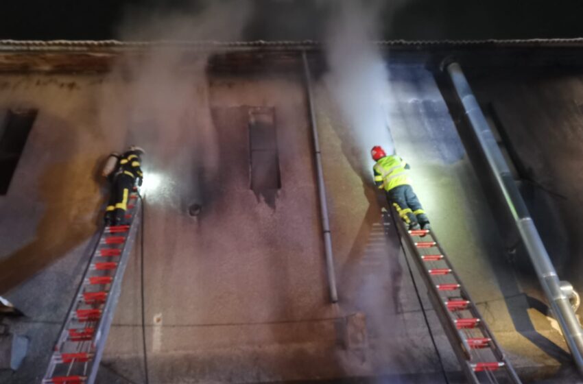  (FOTO) Incendiu la un depozit de cherestea din Sângeorz-Băi. Nu au fost anunțate victime