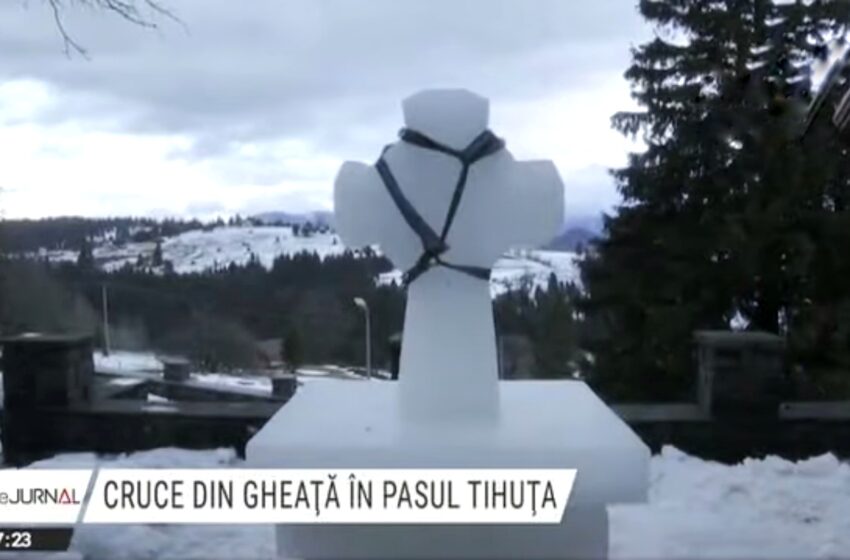  Tradiționala cruce de gheață din Pasul Tihuța, ridicată de Bobotează