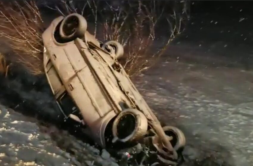  Accident rutier în Livezile. Doi tineri s-au răsturnat  cu mașina!