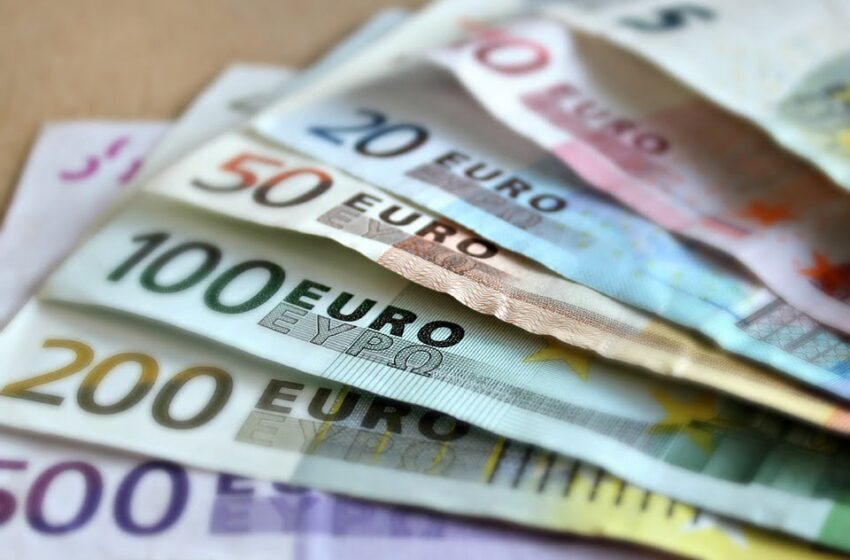  O tânără de 18 ani, din Poiana Ilvei, a furat 1000 de euro dintr-o locuință din Bistrita