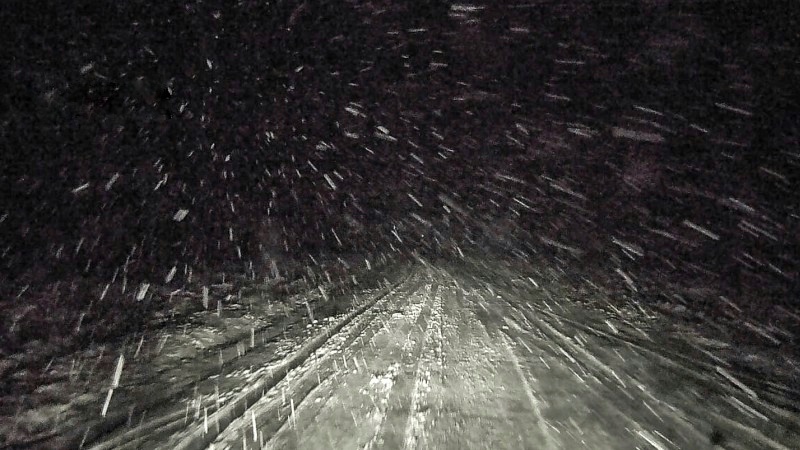  Șosele acoperite de zăpadă. Utilajele pentru deszăpezire cu material derapant, acționează pe raza județului Bistrița-Năsăud