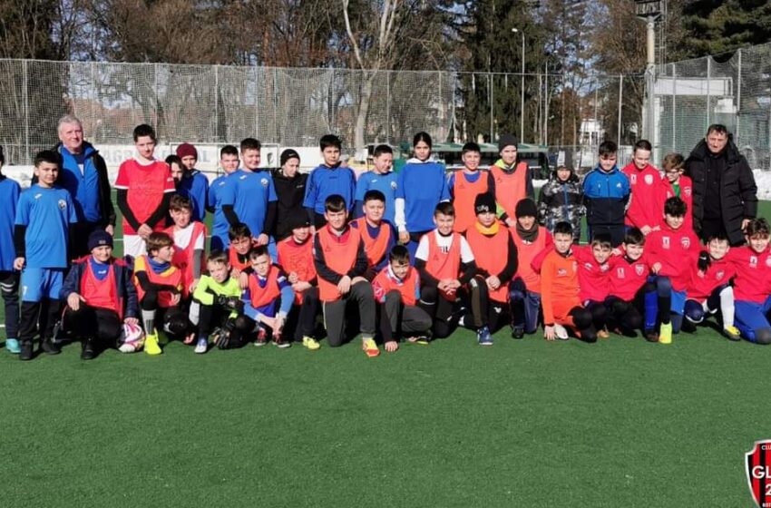  Marea familie a Gloriei Bistrița! Peste 250 de mici fotbaliștii învață acest sport în centrele din județ