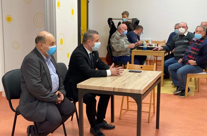 Primarul Ioan Turc în vizită  la centru de zi pentru persoane vârstnice de pe strada Octavian Goga din Bistrița