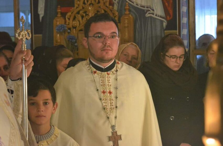  Părintele Paul Gavriloaie dăruieşte 500 de cărţi de rugăciune familiilor din Sângeorz-Băi