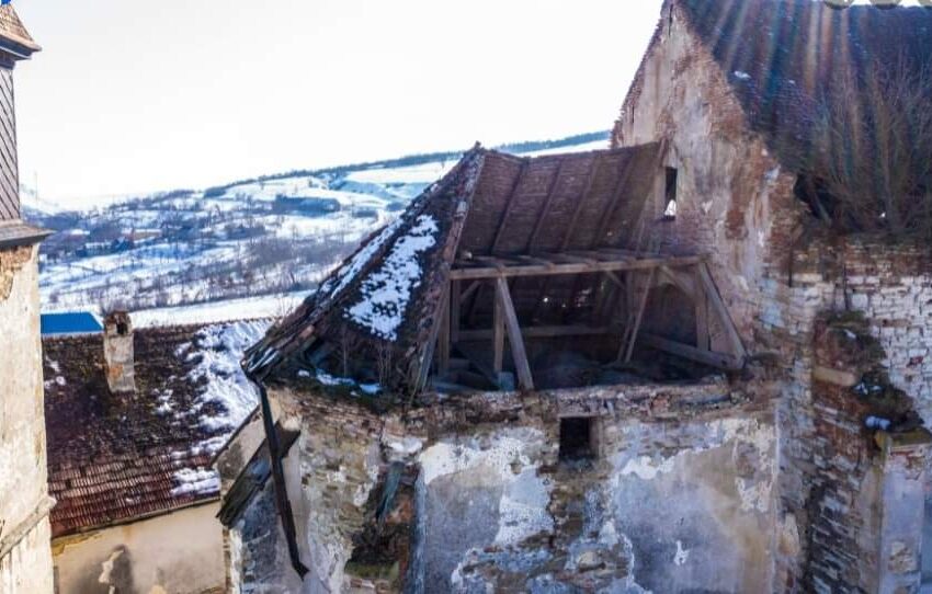  Biserica gotică din Vermeș, veche de 700 de ani, nu se va prăbuși! O echipă de 12 meșteri și arhitecți salvează construcția