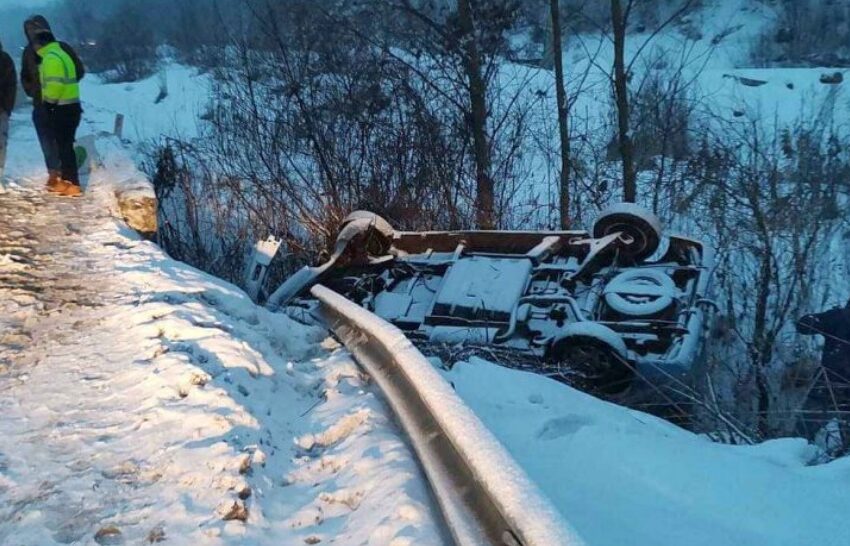  (FOTO) O autoutilitară cu cinci muncitori s-a răsturnat în această dimineață între Salva și Mocod. Unul dintre pasageri se afla în comă