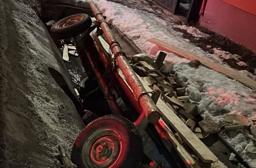  Doi bărbați rupți de beți s-au răsturnat cu căruța într-un șanț, în Tiha Bârgăului. Unul dintre ei a ajuns în spital