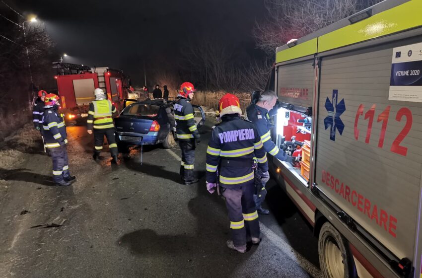  (FOTO/VIDEO) Accident grav în Orheiu Bistriței. Șoferul a fost găsit inconștient, blocat între fiarele contorsionate ale mașinii