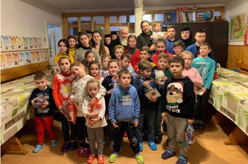  Copiii îngrijiți de maicile de la Mănăstirea Piatra Fântânele, vizitați de Mitropolitul Clujului