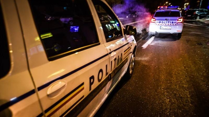  Fugind de polițiști, un șofer beat a lovit mai mulți stâlpi separatori de pe un bulevard din Bistrița și a accidentat o mașină parcată