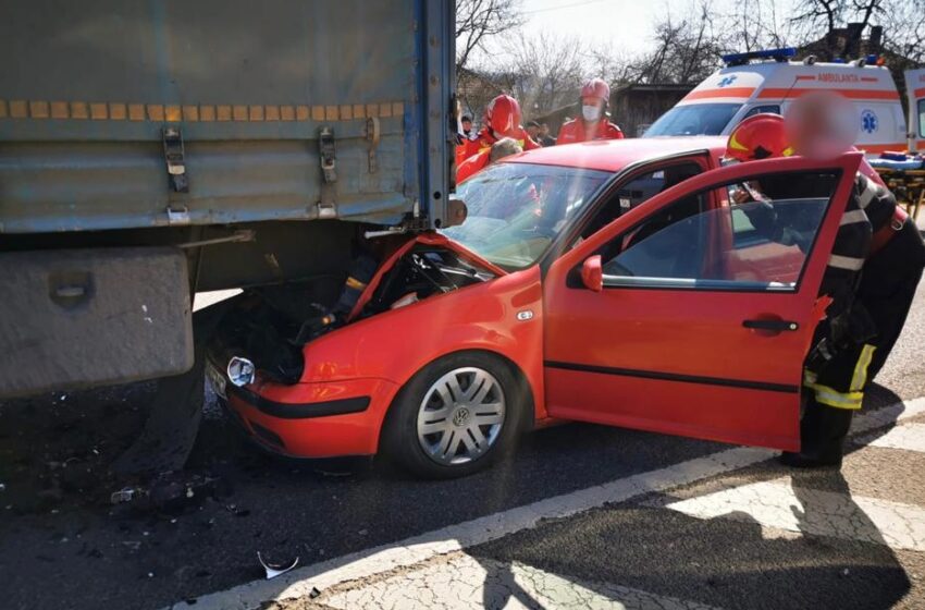  Accident rutier în Beclean. O persoană a fost rănită și transportată la spital