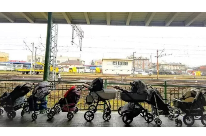  Mame din Polonia au lăsat, pe peronul gării, cărucioarele propriilor copii pentru mamele refugiate