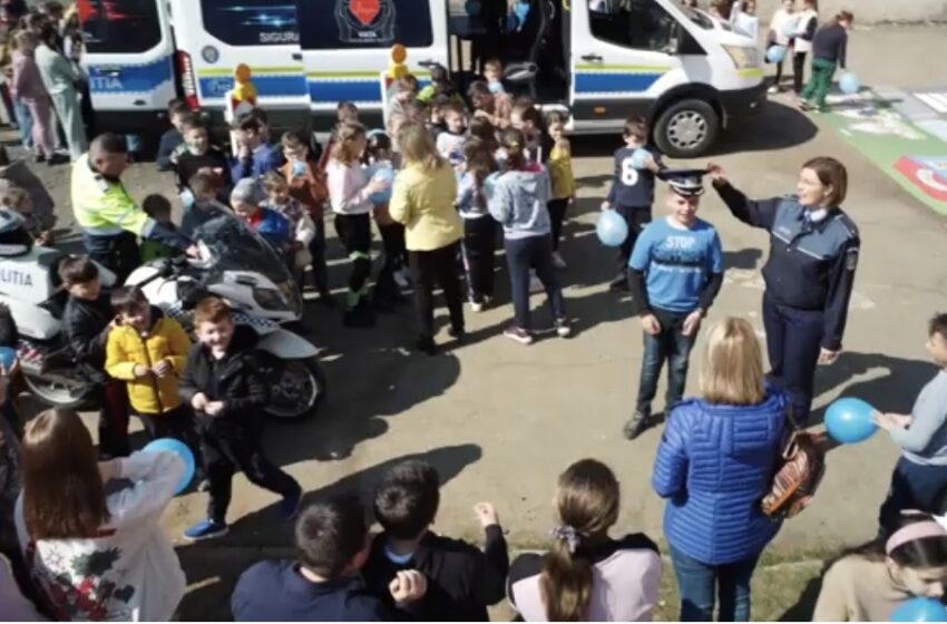  (VIDEO) Soare, copii voioși și baloane! Elevii, o întâlnire ,,altfel” cu polițiștii