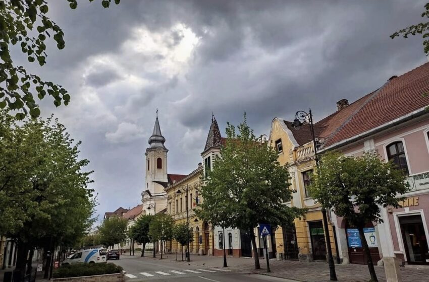  METEO. Vremea se răcește brusc! Vin ploile, se intensifică vântul, ninge și viscolește la munte
