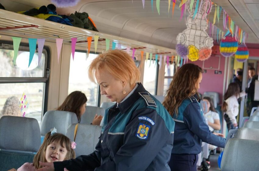  Trenul iepurașului de Paște, luat la ,,control” de polițiști. Baloane și broșuri cu mesaje preventive pentru cei mici