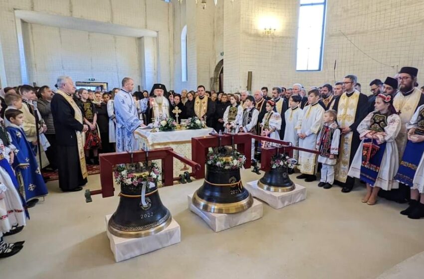  ÎPS Andrei a sfințit clopotele Bisericii „Sf. Mare Mucenic Gheorghe” din Sângeorz-Băi