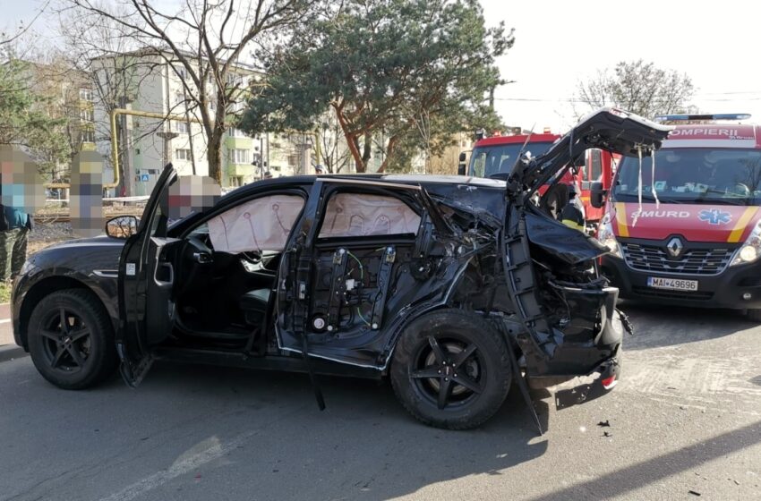  (FOTO) Accident în Bistrița, pe strada Eroilor. Un bărbat a rămas blocat în autoturism