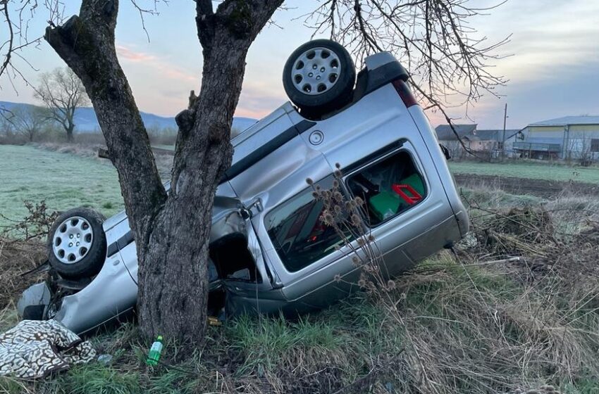  O șoferiță a ajuns în spital, după ce s-a izbit cu mașina de un copac și s-a răsturnat în localitatea Braniștea