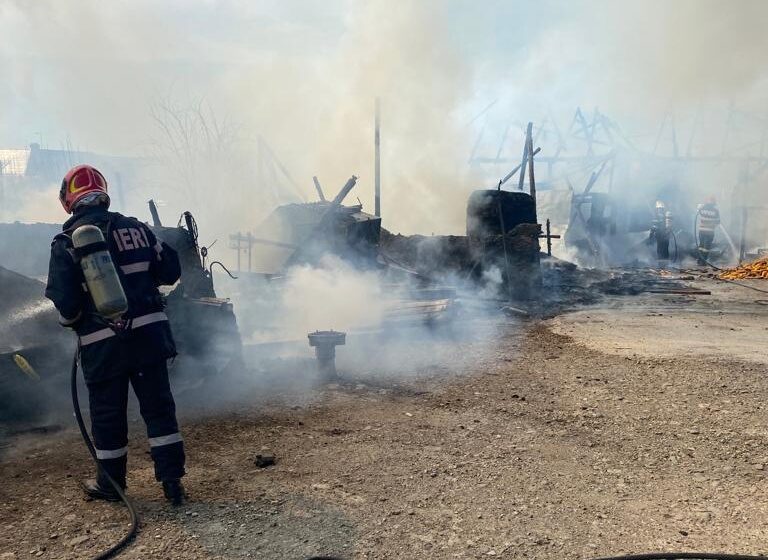  Un grajd și anexele gospodărești alipite au ars în Galații Bistriței. Incendiul a fost localizat la timp