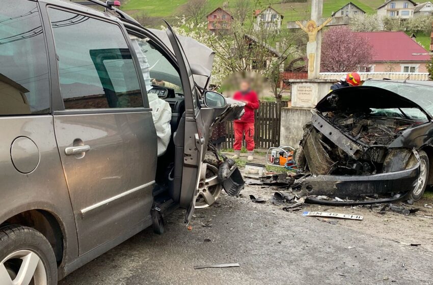  (FOTO/VIDEO) Accident în Dumitra. Două persoane au fost transportate la spital