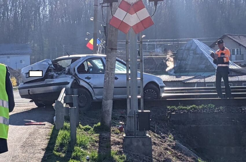  O mașină a fost lovită de tren la trecerea de cale ferată spre Figa. Șoferul în vârstă de 19 ani a fost transportat la spital