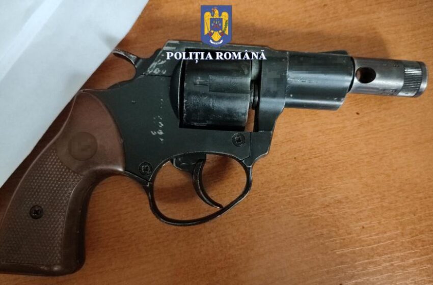  Un bistriţean de 72 ani, a fost reţinut pentru o perioadă de 24 de ore, după ce ar fi introdus în ţară un pistol neletal supus autorizării