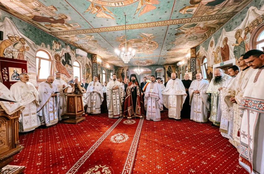  Episcopul-vicar Benedict Bistrițeanul, în mijlocul credincioşilor din Telcișor!