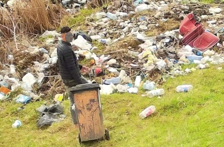  (FOTO) Un localnic din Reteag amendat cu 10.000 de lei pentru că a abandonat gunoiul în natură