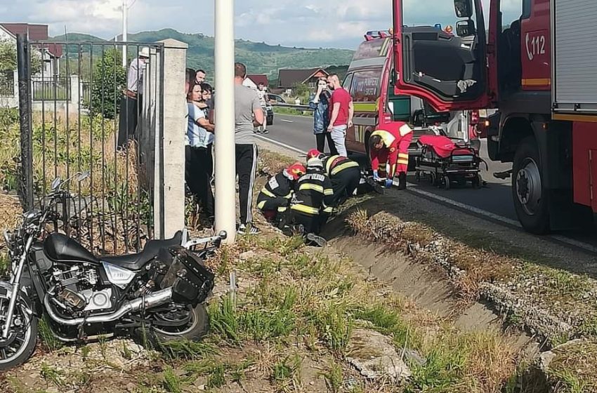  (FOTO) Un motociclist găsit inconștient de către echipele de salvare, în urma unui accident în județul Bistrița-Năsăud