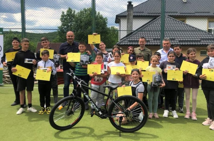  FOTO: O elevă din Galații Bistriței a primit cadou o bicicletă, în schimbul a 350 kg de deșeuri reciclabile adunate! Concursul ”Reciclezi pentru viitorul tău!” s-a încheiat