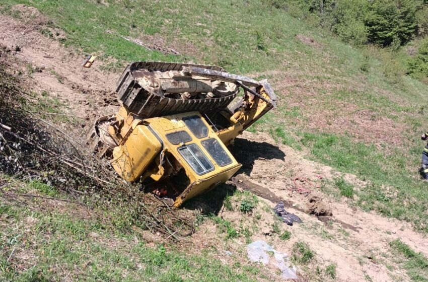  Un bărbat din Sângeorz-Băi a ajuns în spital, după ce s-a răsturnat cu buldozerul