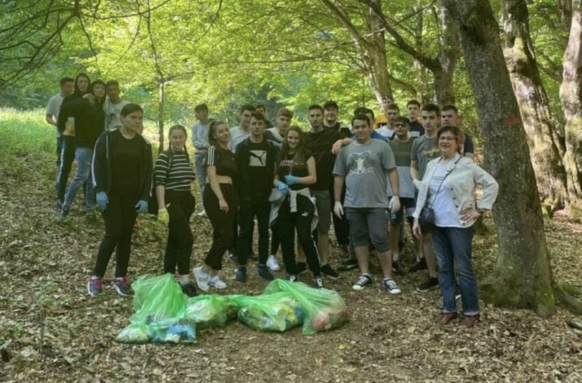  „Vrem o ţară fără deșeuri abandonate”! 80 de elevi de la Liceul Tehnologic Grigore Moisil Bistrița au participat la acțiunea de ecologizare a Pădurii Codrișor