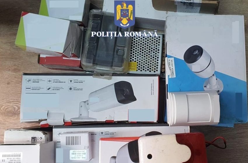  (FOTO) Instala sisteme de supraveghere în casele oamenilor fără a avea acest drept, prin firma pe care o deținea. Bărbatul din Prundu Bârgăului a ajuns în arest