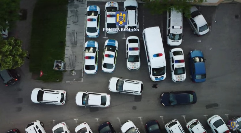  VIDEO: Percheziţii în Bistrița, la persoane acuzate că au furat bani de pe cardurile unor pensionari