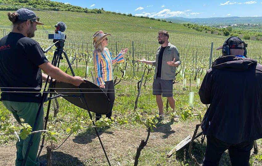  Celebra caravană „România văzută din tractor”  a vizitat Crama Jelna