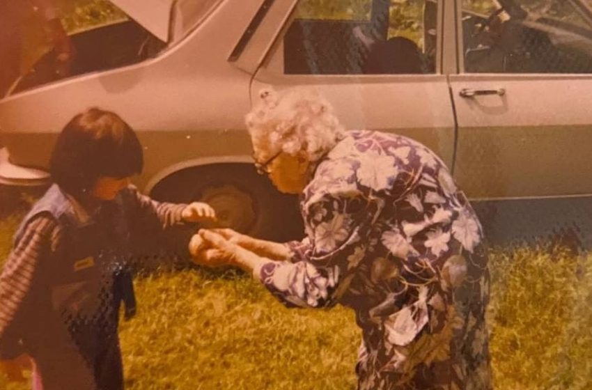  O zi la Monor în ’98. Străbunică, pui de găină, Moșu’ Iacob și baia în vana peticită de sub prun