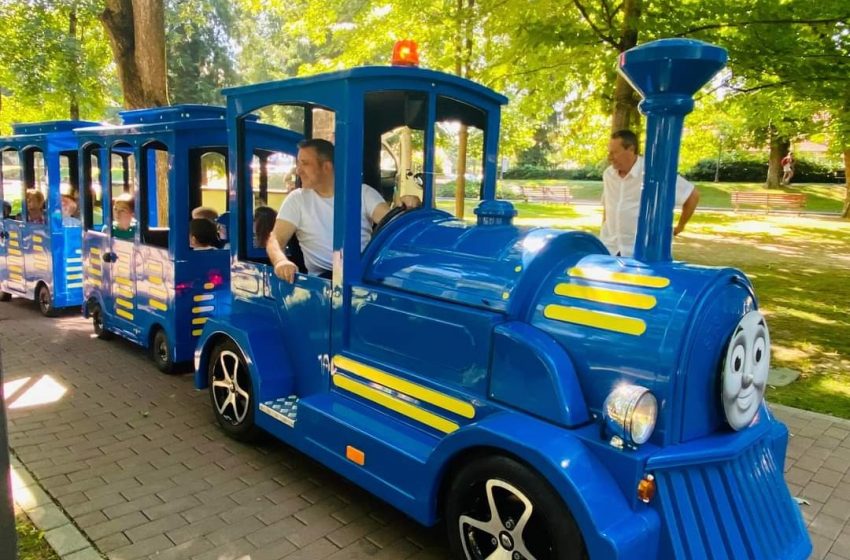 Prima probă cu trenulețul electric Thomas! Va porni din stația Bucuriei din Parcul Municipal bistrițean