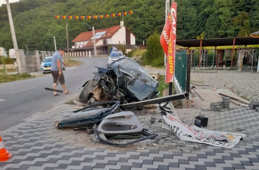  S-a urcat la volan deși nu deținea permis de conducere și a ajuns cu mașina într-un cap de pod. Tânărul implicat în accidentul din Dobric s-a ales cu dosar penal