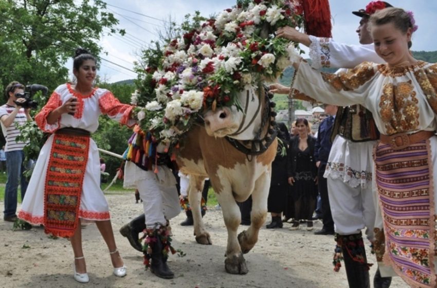  Rusalii 2022. Aproximativ 3.000 de oameni s-au convertit la creştinism în această zi