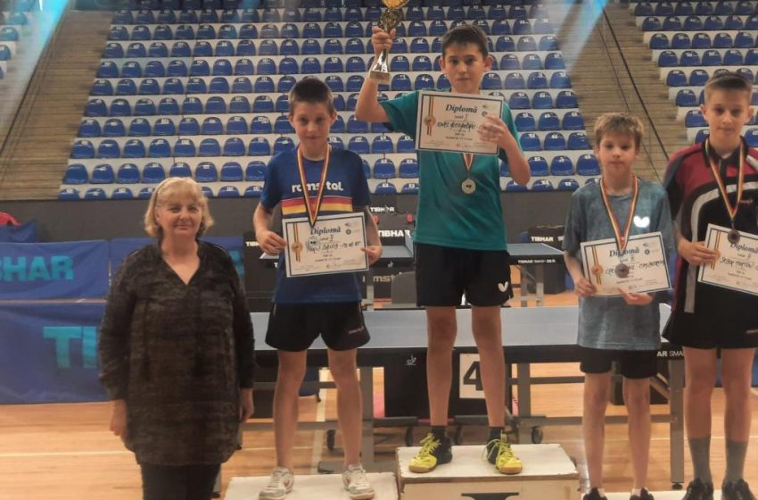  Tenis de masă. Ionel Alexandru de la CSM Bistriţa a câştigat Top 16 la juniori 3!