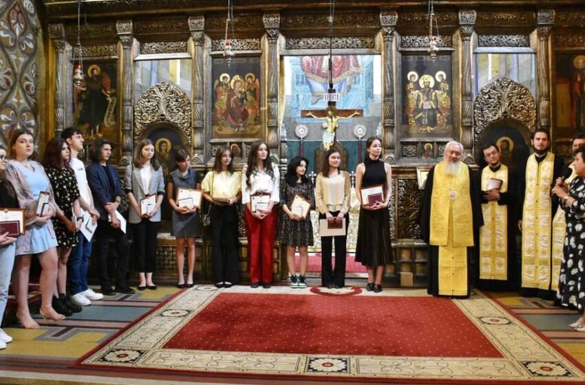  Cele două eleve din Bistrița care au luat zece la Bacalaureat, premiate de ÎPS Andrei