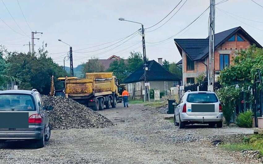  Continuă lucrările pe strada Tărpiului. Urmează să fie introdusă și canalizația pentru fibra optică, respectiv televiziune, telefonie și internet