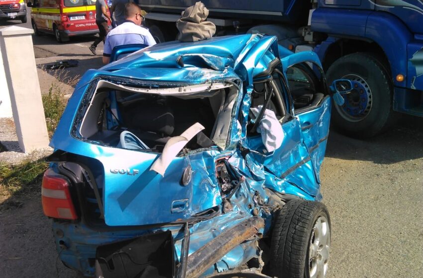  (FOTO) Accident grav în Tureac. Două persoane au fost găsite încarcerate și inconștiente, de către echipajele de salvare