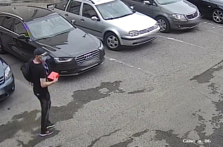  (VIDEO) Un bărbat surprins de camerele video, după ce a furat o sumă consistentă și un laptop din locuința unui bistrițean. Polițiștii au început căutările